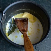 Наливаем в сотейник молоко, кладём лавровый лист, добавляем оставшееся сливочное масло, нагреваем до кипения. Наливаем в сотейник молоко, кладём лавровый лист, добавляем оставшееся сливочное масло, нагреваем до кипения.