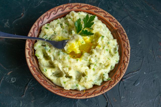 Выкладываем колканнон – картофельное пюре по-ирландски горкой, в центре делаем ямку, кладём в неё кусочек сливочного масла. Выкладываем колканнон – картофельное пюре по-ирландски горкой, в центре делаем ямку, кладём в неё кусочек сливочного масла.