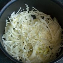 Кладём капусту в отдельную кастрюлю, заливаем кипящей водой, солим, отвариваем до готовности 10-15 минут. Кладём капусту в отдельную кастрюлю, заливаем кипящей водой, солим, отвариваем до готовности 10-15 минут.