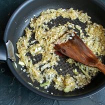 Кладём в растопленное масло нарезанный лук, обжариваем на умеренном огне до мягкости примерно 7 минут, солим, перчим. Кладём в растопленное масло нарезанный лук, обжариваем на умеренном огне до мягкости примерно 7 минут, солим, перчим.