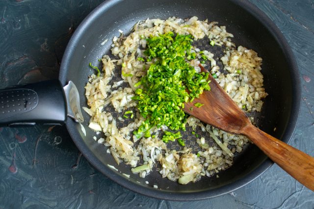 Мелко режем зелень петрушки, добавляем к обжаренному луку Мелко режем зелень петрушки, добавляем к обжаренному луку