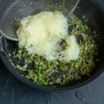 Добавляем капусту к луку с петрушкой. Добавляем капусту к луку с петрушкой.