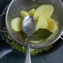 Готовый картофель также откидываем на сито, затем протираем ложкой через сито. Готовый картофель также откидываем на сито, затем протираем ложкой через сито, .