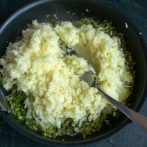 Добавляем протёртый картофель к остальным ингредиентам. Добавляем протёртый картофель к остальным ингредиентам.