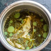 Каркас грудки, куриную кожу и обрезки мяса кладём в кастрюлю. Наливаем 500 мл воды. Каркас грудки, куриную кожу и обрезки мяса кладём в кастрюлю. Наливаем 500 мл воды.