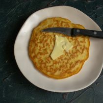 Пышную лепешку снимаем со сковороды, сразу смазываем сливочным маслом. Пышную лепешку снимаем со сковороды, сразу смазываем сливочным маслом.