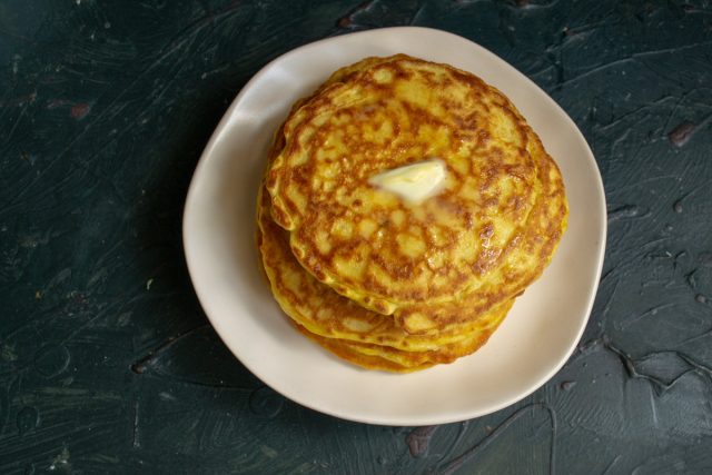 Подаём на стол горячими, очень вкусно с простым творожным соусом. Подаём на стол горячими, очень вкусно с простым творожным соусом.
