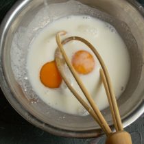 Разбиваем в миску куриные яйца, насыпаем соль по вкусу и тщательно смешиваем жидкие ингредиенты венчиком. Разбиваем в миску куриные яйца, насыпаем соль по вкусу и тщательно смешиваем жидкие ингредиенты венчиком.