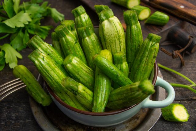 Малосольные кабачки с укропом и чесноком Малосольные кабачки с укропом и чесноком