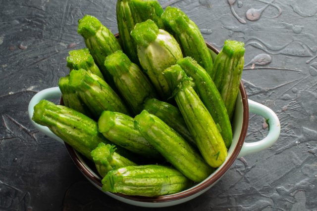 Малосольные кабачки с укропом и чесноком будут готовы уже через несколько часов, в холодильнике хранятся 2-3 дня. Вкуснее огурцов, попробуйте! Малосольные кабачки с укропом и чесноком будут готовы уже через несколько часов, в холодильнике хранятся 2-3 дня. Вкуснее огурцов, попробуйте!