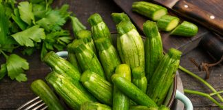 Малосольные кабачки с укропом и чесноком