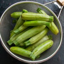 Для этого рецепта нужны мелкие кабачки размером с небольшой огурец. Для этого рецепта нужны мелкие кабачки размером с небольшой огурец.