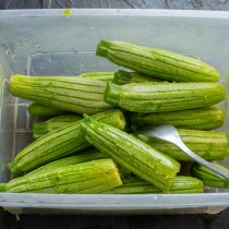 Берем вилку и процарапываем кожуру по периметру каждого кабачка. Берем вилку и процарапываем кожуру по периметру каждого кабачка.