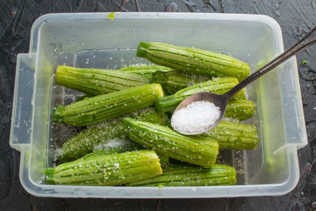 Насыпаем крупную морскую соль, подойдет и обычная, но в морской больше пользы. Насыпаем крупную морскую соль, подойдет и обычная, но в морской больше пользы.