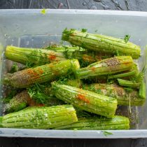 Добавляем к кабачкам нарезанный укроп, насыпаем по вкусу молотый красный и черный перец. Добавляем к кабачкам нарезанный укроп, насыпаем по вкусу молотый красный и черный перец.