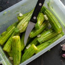 Бросаем нарезанный чеснок в контейнер к кабачкам. Бросаем нарезанный чеснок в контейнер к кабачкам.