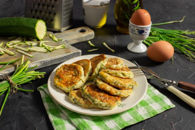 Полезные сырники с цуккини и шнитт-луком