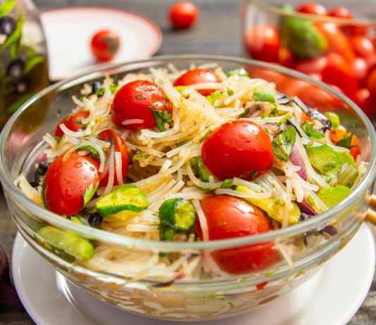 Салат с рисовой лапшой и овощами по-корейски