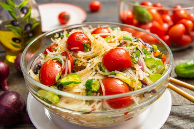 Салат с рисовой лапшой и овощами по-корейски Салат с рисовой лапшой и овощами по-корейски