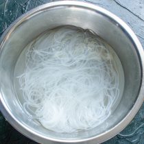 Заливаем лапшу кипящей водой. Накрываем миску крышкой, оставляем на 10 минут. Заливаем лапшу кипящей водой. Накрываем миску крышкой, оставляем на 10 минут.