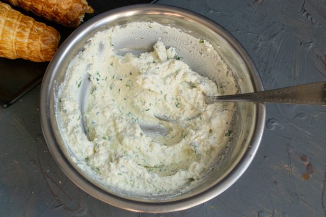 Добавляем в начинку жирную сметану, по вкусу солим и перчим