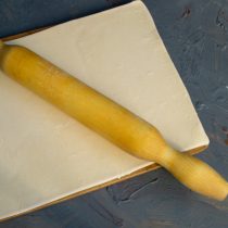 Раскатываем скалкой в одном направлении так, чтобы толщина слоя получилась около 3-4 миллиметров.