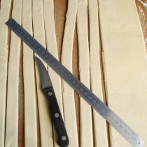 Острым ножом нарезаем ровные полоски