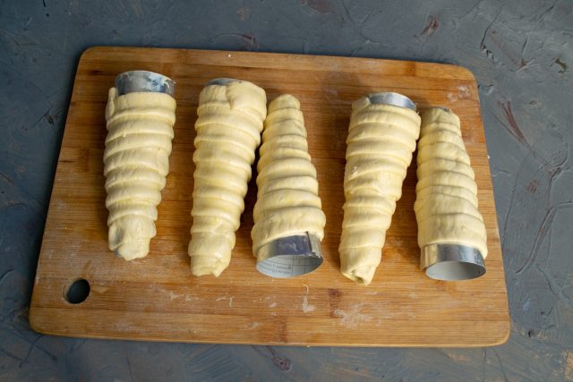 Разогреваем духовой шкаф до 200 градусов по Цельсию.