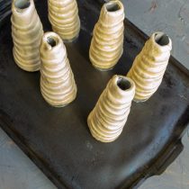 Ставим на противень рожки с трубочками вертикально