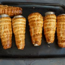 Отправляем противень в разогретый духовой шкаф на 20-25 минут, печем до золотистого цвета.