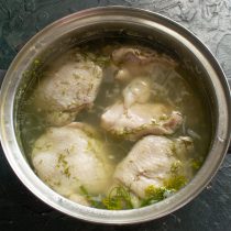 Чтобы бульон получился прозрачным, не делайте сильный огонь, пусть курица томиться в кастрюле на медленном огне примерно 1 час.