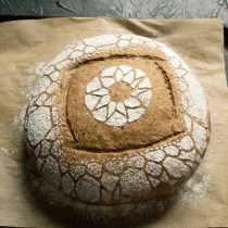 Аккуратно снимаем салфетку. Надрезаем хлеб лезвием в нескольких местах. Аккуратно снимаем салфетку. Надрезаем хлеб лезвием в нескольких местах.