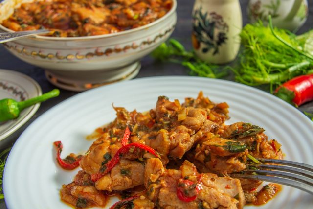 Тушеная курица с фенхелем