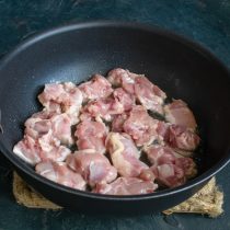 В глубокую сковороду наливаем пару столовых ложек оливкового масла, кладём курицу. В глубокую сковороду наливаем пару столовых ложек оливкового масла, кладём курицу.
