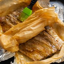 С помощью силиконовой кисточки или флейца наносим глазурь на мясо. С помощью силиконовой кисточки или флейца наносим глазурь на мясо.