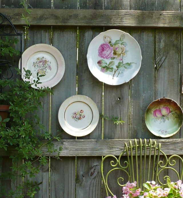 Набор старых тарелок станет уникальным украшениям на заборе
