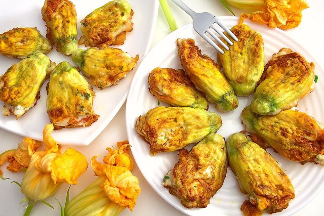 Цветки кабачка тоже съедобны. Цветки кабачка тоже съедобны.