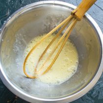 Хорошо взбиваем яйца с лимонным соком, чтобы получилась однородная эмульсия. Хорошо взбиваем яйца с лимонным соком, чтобы получилась однородная эмульсия.