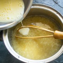 Тонкой струйкой вливаем яйца, постоянно помешивая супчик венчиком. Тонкой струйкой вливаем яйца, постоянно помешивая супчик венчиком.