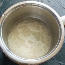 Кладём промытую крупу в сотейник, вливаем 200 мл холодной воды. Кладём промытую крупу в сотейник, вливаем 200 мл холодной воды.