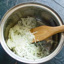 Бросаем нарезанный лук в кастрюлю, посыпаем щепоткой соли. Бросаем нарезанный лук в кастрюлю, посыпаем щепоткой соли.