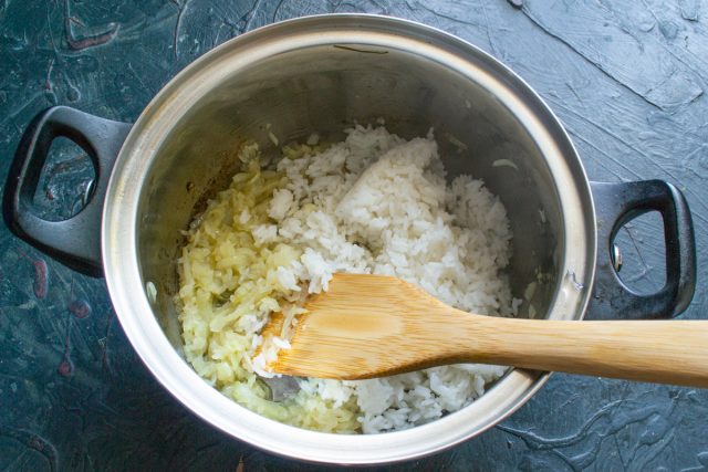 К обжаренному луку добавляем вареный рис. К обжаренному луку добавляем вареный рис.