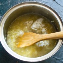 Вливаем в кастрюлю процеженный куриный бульон. Вливаем в кастрюлю процеженный куриный бульон.