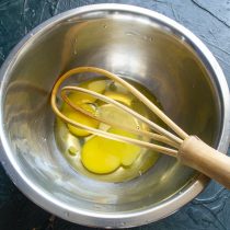 Разбиваем в глубокую миску свежие куриные яйца. Разбиваем в глубокую миску свежие куриные яйца.