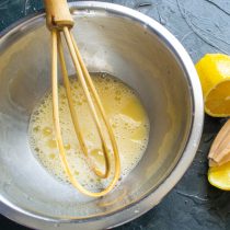 К взбитым яйцам выжимаем сок из половинки лимона. К взбитым яйцам выжимаем сок из половинки лимона.