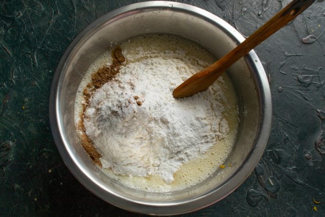К муке добавляем разрыхлитель теста, используйте муку для торта в этом рецепте.