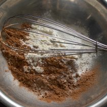 Смешиваем пшеничную муку и несладкий какао порошок. Смешиваем пшеничную муку и несладкий какао порошок.