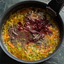 По вкусу солим, перчим молотым красным и черным перцем. По вкусу солим, перчим молотым красным и черным перцем.