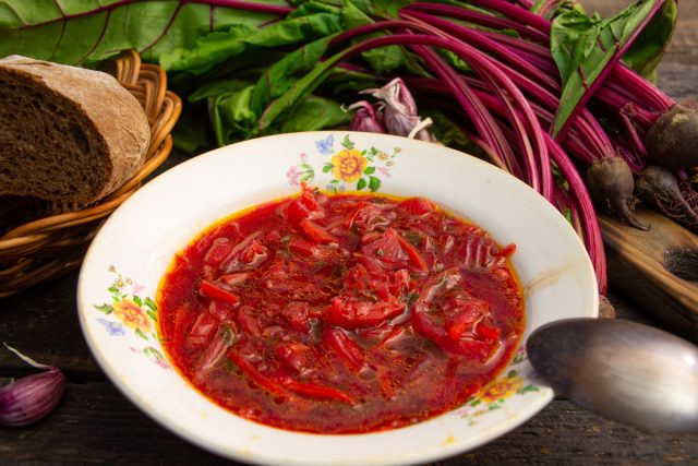 Посыпаем зеленым луком, заправляем сметаной и подаём на стол с ржаным хлебом. Посыпаем зеленым луком, заправляем сметаной и подаём на стол с ржаным хлебом.
