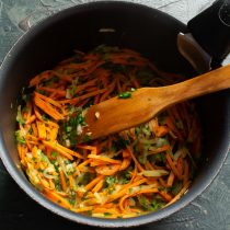 Бросаем морковку в кастрюлю и обжариваем овощи на среднем огне примерно 10-15 минут.